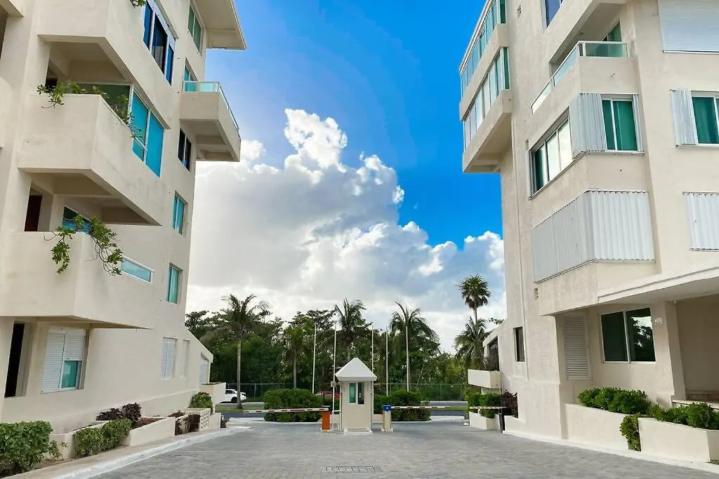Brisas Shores 07 Beachfront Condo, Pool And Garden Area, Zona Hotelera Cancún 0*,  Mexique